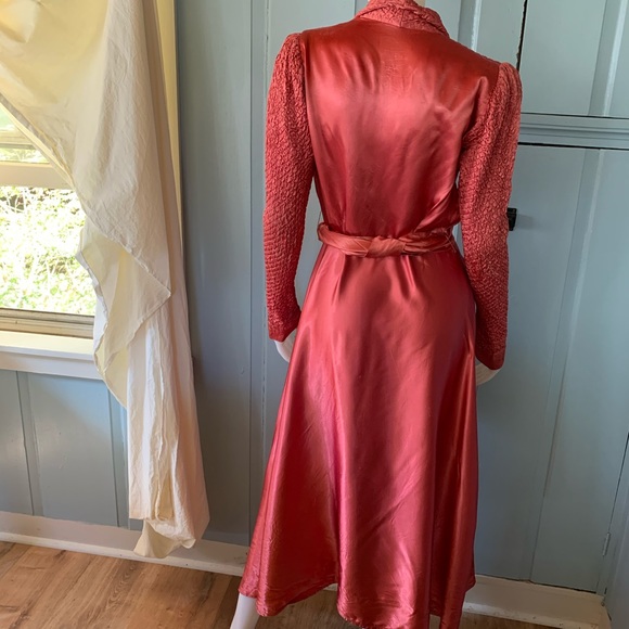 Sold๐Vintage 1930s Zip Front Satin Quilted Dress - Picture 9 of 16